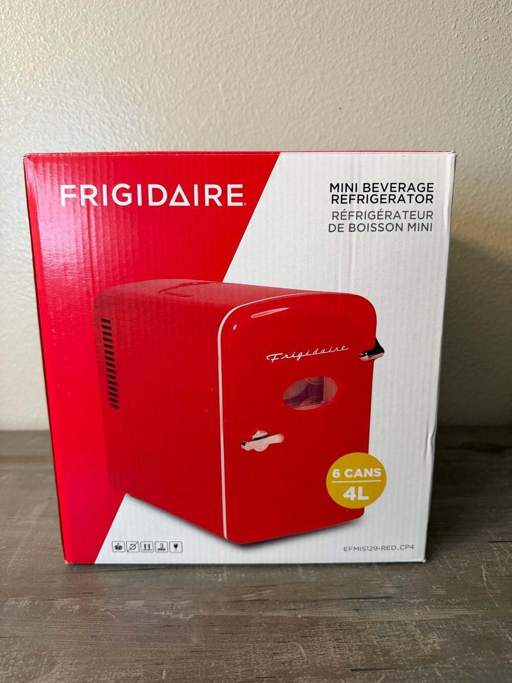 Frigidaire EFMIS129-RED 4L Retro Portable Mini Beverage Refrigerator